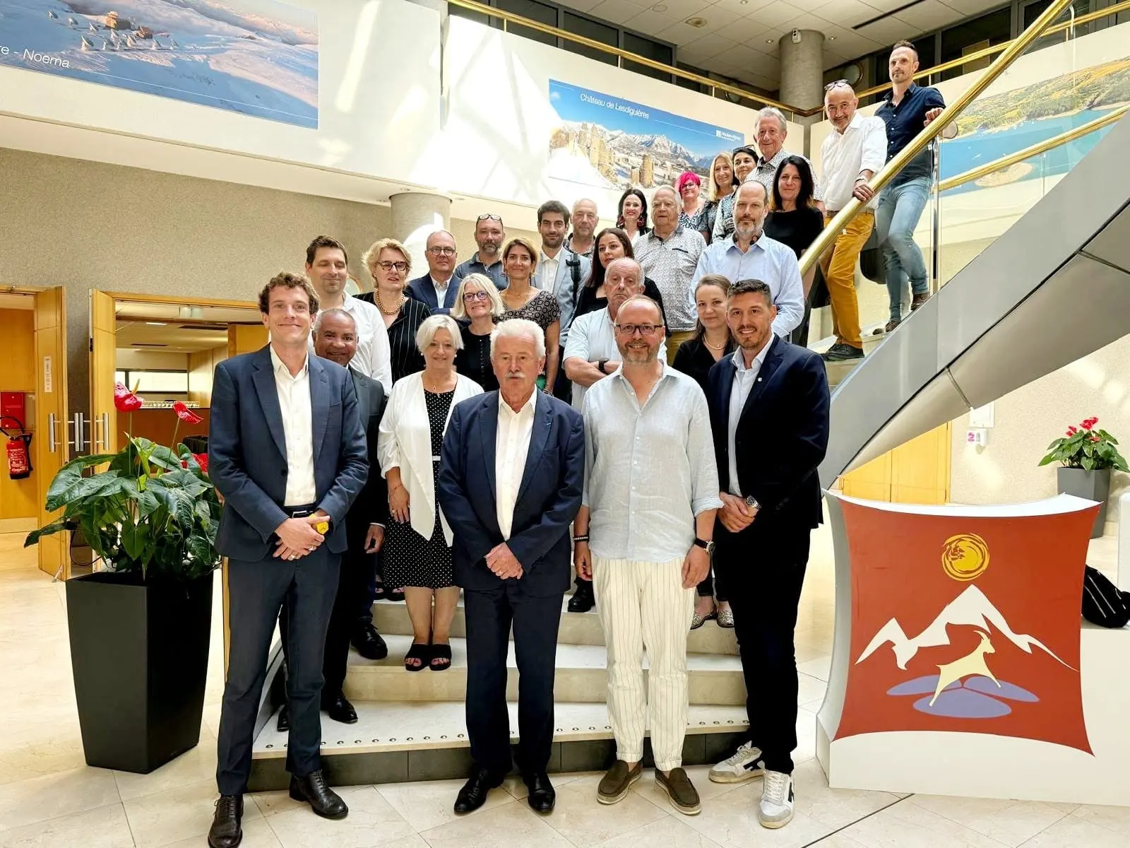 Photo de groupe au Conseil départemental des Hautes-Alpes lors de la création de FACE Hautes-Alpes