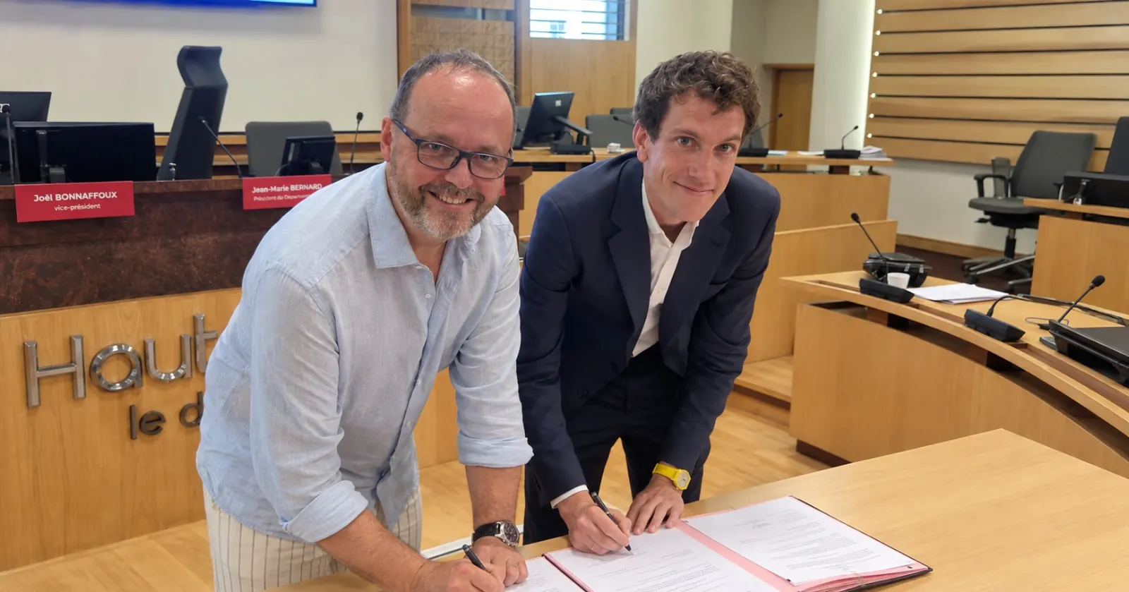 Signature au Conseil départemental des Hautes-Alpes lors de la création de FACE Hautes-Alpes